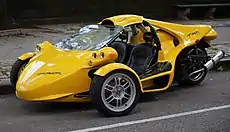 機動三輪車（英语：），部分款式歸類為摩托車、部分款式歸類為汽車