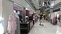 1990年代中期開設的家樂福量販店，為典型的獨棟賣場形式，屬於較早期開設的分店，受限於賣場規模較小，故僅於出入動線附設小型美商街，圖為家樂福高雄愛河店
