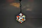 姬宮寝室前的花窗玻璃照明