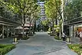 商場外的閒座區可通往住宅入口
