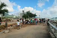 居民自組清潔隊收拾災場，當中逾半為小朋友，協助移好磚塊和清理垃圾雜物
