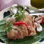 菜包（泰语：）酸肉（），以香蕉葉包裹酸肉後烤熟的泰北菜。