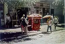 中國昆明1940年代用纸花装饰起来的花轿