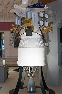 2023年展出的中国载人月面着陆器1:4模型,可见月球车