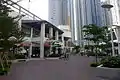 晴朗商場外設有園林庭院