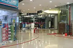 示威者在荃新天地二期商場以水喉等淋濕地面，以及用雨傘等鎖起商場大門
