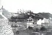 1924年宜蘭線第一代第一雙溪橋架設鋼鈑梁，照片由東向西拍攝（前畑俊穗／藏）