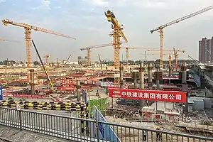 由中铁建设集团承建的副中心站工地（2023年10月摄于京哈铁路）