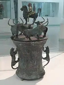 西汉四牛鎏金骑士铜贮贝器