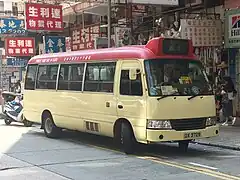 2008年起投入服務的Coaster長陣紅色公共小巴（16座位，已退役）
