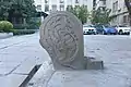 抱鼓石细节，上有云龙纹
