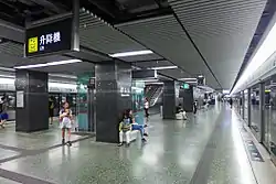 當年前地鐵公司將2號月台設計為中央月台,預計乘客量較多,故此候車空間比較闊(2017年6月)