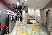 南行站台通往北侧出口的换向通道（2022年4月摄）