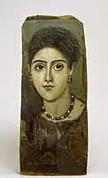 這位精英女性的辮子髮型使這幅畫可以追溯到圖拉真時代（公元 98-117 年）。沃爾特斯藝術博物館（英语：）