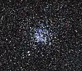 影像中央的藍色恆星是星團中年輕、炙熱的恆星。