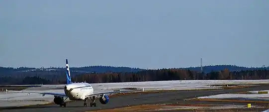在库奥皮奥机场滑行的芬航空客A319客机