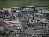 TSUTAYA部分店鋪採取特許經營，在郊區展店時與其他零售商店透過共同路邊展店（日语：）產生加乘的集客效應。此為位於兵庫縣丹波篠山市的TSUTAYA店舖。