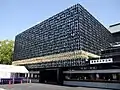 日本東京都江東区成田山东京别院深川不动堂（日语：）的本堂，外墙装饰悉昙文的《不动明王真言》。