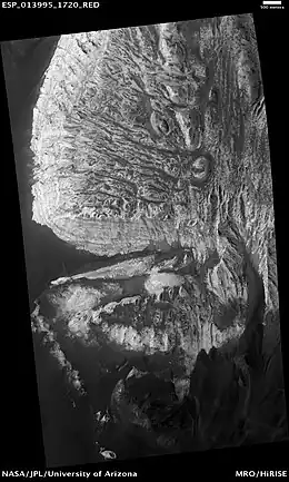 高分辨率成像科学设备所显示的恒河桌山，位于火星科普剌塔斯区。