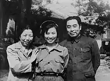 1940年代末期,孙维世和周恩来夫妇在西柏坡的合照