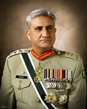 巴基斯坦陸軍參謀長（英语：）卡馬爾·傑韋德·巴伊瓦，圖中，其身著的正是以施萬尼為基礎的巴基斯坦陸軍制服。