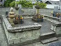 法蓮寺内的山內盛豐、十郎父子之墓
