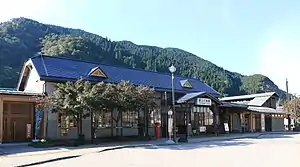 翻新後的車站大樓（2017年11月）