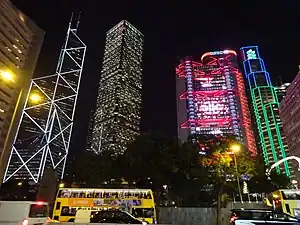 晚間亮起藍綠色的外牆燈飾（圖右）