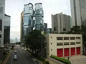 由香港公園望山下紅棉路，有位於東邊的消防局及力寶中心
