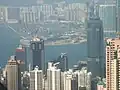 由太平山山頂可以看到的中遠大廈（相片左方，在屋頂有土地發展公司標記英文「D」字的建築物）。圖的右方最高的一幢是中環中心。