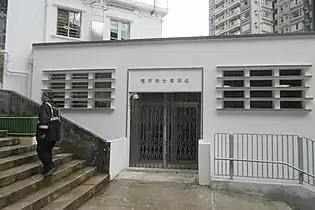 城皇街旁1樓的長形流線型窗戶