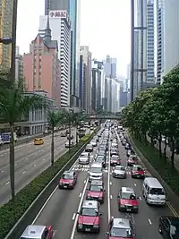從告士打道西望，可見往香港海底隧道方向車流如鯽