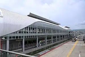 高鐵台中站，右方天橋連接2號出口