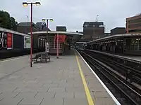 二號月台，為南行月台，主要由國鐵列車使用，視角向西