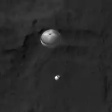 2012年8月6日，火星勘测轨道飞行器高分辨率成像科学设备看到的系在降落伞下降落的“好奇号”。