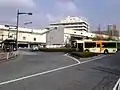 大島口巴士總站。後方大樓是大島廳舍（2007年2月10日）