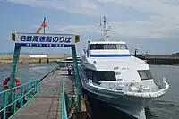 正停泊於日間賀島東港的名鐵海上觀光船高速渡輪