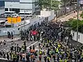 大批防暴和速龍小隊警員牛頭角警署對開的兆業街戒備