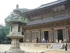 覺皇殿與石燈