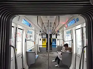 70%低地板电车车厢内部