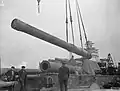 1942年，在英國皇家海軍所屬的羅德尼號戰艦以上裝上16吋艦炮。