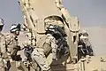 2018年，伊拉克陸軍砲兵清理M198 榴彈砲砲膛。