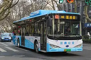 一輛懸掛新能源專用號牌的公交車，攝於江蘇省南京市