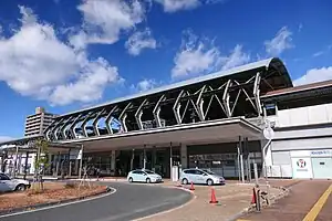 高知車站的南入口，電影裡是小鈴搭乘列車前往東京解救惠與知途中經過的地點。
