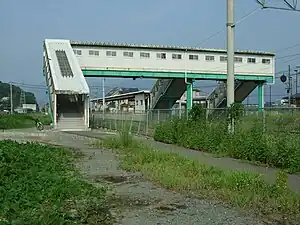 從車站西側望向跨線橋（2009年8月29日）