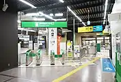 在來線檢票口（右）・在來線⇔新幹線乗換檢票口（左）