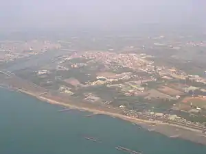 茄萣區濱臨臺灣海峽；圖片左側為北方，隔二仁溪即為臺南市