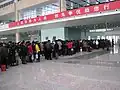 旅客在高架候车室内排队等候检票