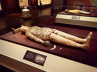 中国汉朝中山靖王刘胜的金缕玉衣，出土于满城汉墓（现藏于河北博物院）