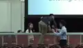 黃之鋒以選舉代理人身份，一度衝入禁區遭驅趕